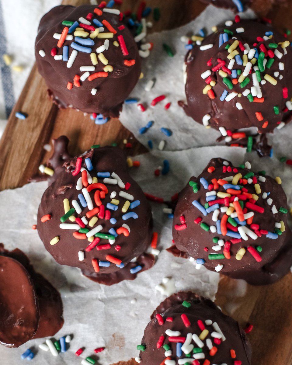 HilandDairy's tweet photo. Ice Cream Bon Bons are the cutest little bite-sized treats that are simple to make! A scoop of Hiland Dairy Vanilla Ice Cream covered in a hard chocolate shell. With sprinkles, of course. 🤤 #IceCreamWeek

Get the recipe here: https://t.co/NRxZQI8ur0 https://t.co/1tM2CT0UcS