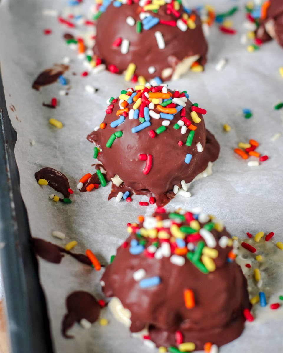 HilandDairy's tweet photo. Ice Cream Bon Bons are the cutest little bite-sized treats that are simple to make! A scoop of Hiland Dairy Vanilla Ice Cream covered in a hard chocolate shell. With sprinkles, of course. 🤤 #IceCreamWeek

Get the recipe here: https://t.co/NRxZQI8ur0 https://t.co/1tM2CT0UcS