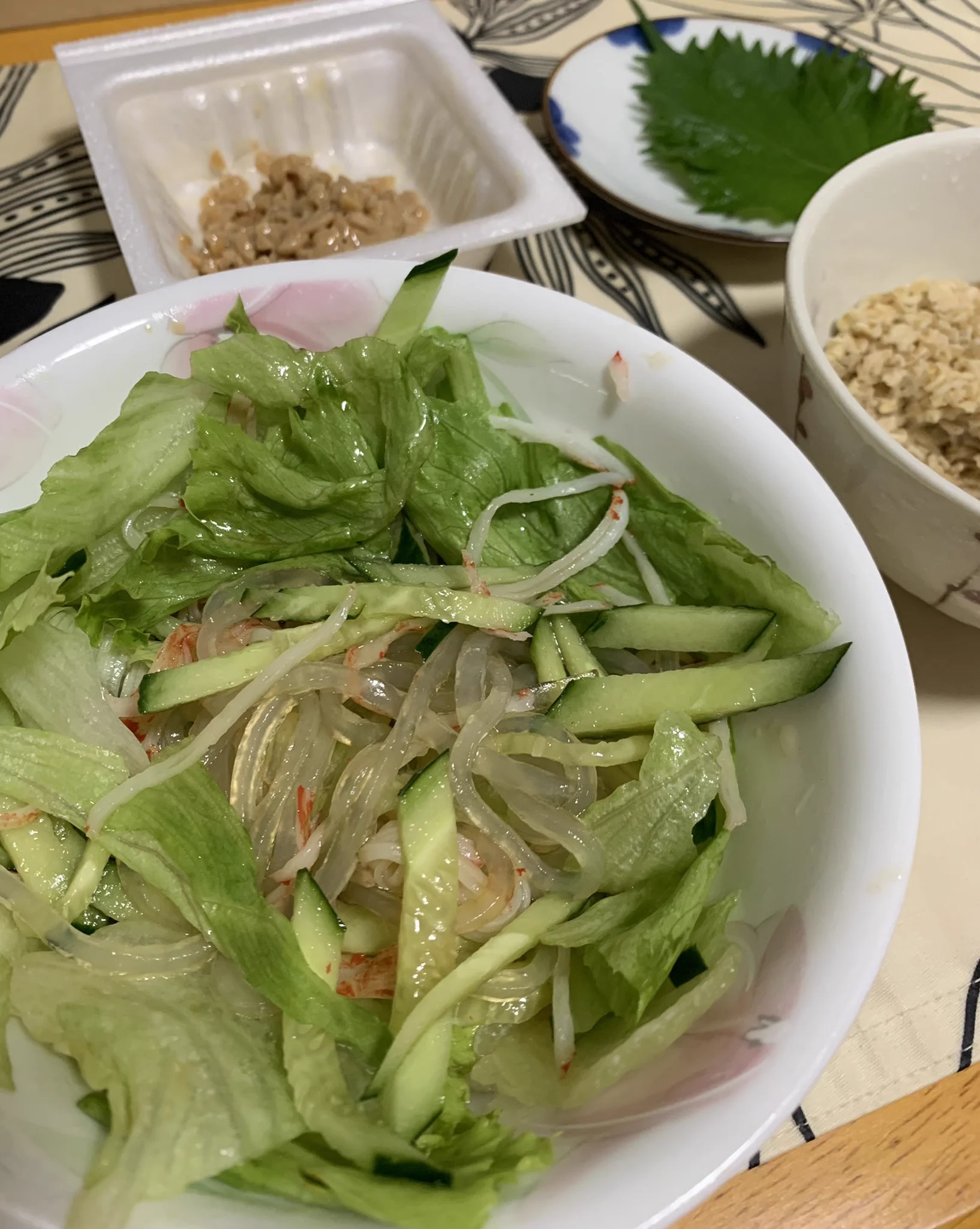 @ore825 レタスは夏になると無性に食べたくなる。1玉80円て…買うでしょ！　で、
作りました！ドレッシング美味い！
うちには色々酢が集まってしまったので、コクの出る黒酢、塩分ありの梅酢、米酢を使って倍量で用意。あと、きゅうり🥒カニカマ、葛きり追加。
こりゃ無限レタス🥬認定です。 