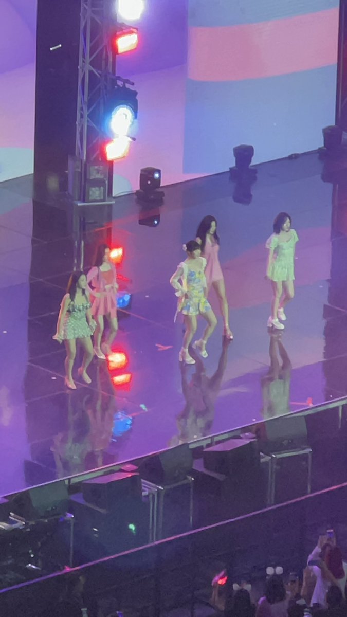 airaleee_'s tweet photo. mahal ko kayo mga mare! @RVsmtown #RedvelvetPH #RedVelvetinManila https://t.co/TxRHn2iHFp