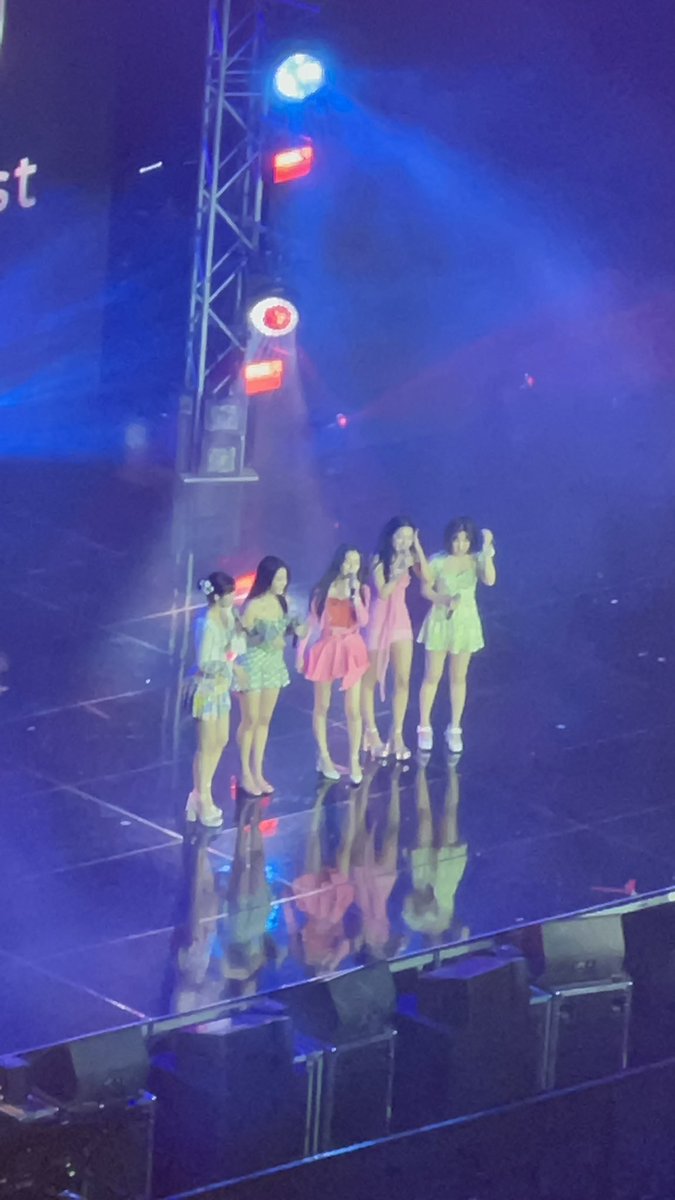 airaleee_'s tweet photo. mahal ko kayo mga mare! @RVsmtown #RedvelvetPH #RedVelvetinManila https://t.co/TxRHn2iHFp