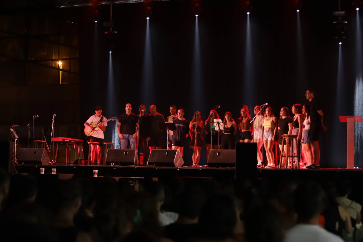 Gaur, goizeko bi hitzaldietan, borroka kultural eta ideologikoaren eta espazio sare sozialistaren inguruan jardun dugu.

Atzo kirol ikuskizunak, literaturaren eta politikaren inguruko solasaldia, kontzertuak eta Ekidaren kantaldia izan genituen.

#TPGNSozialista