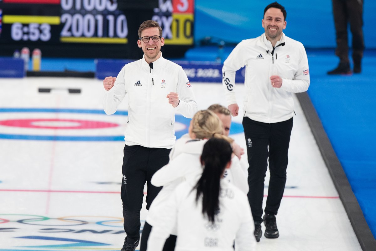 worldcurling's tweet photo. When your boss lets you go home early on a Friday 🙌 😼 

📷 © @Driesel_Liesel https://t.co/ftG63xEfQG