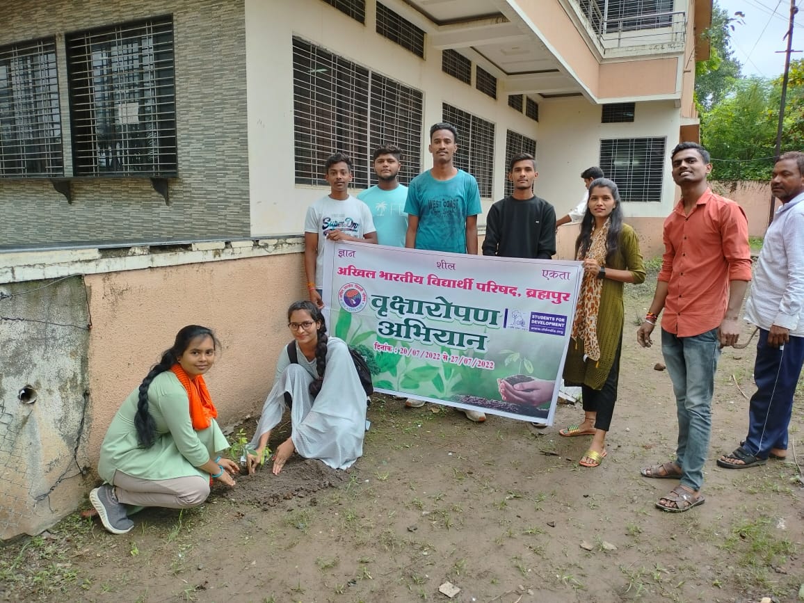 ThakurGayu's tweet photo. #ABVPBURHANPUR
#वृक्षारोपण_महाअभियान के निमित्त ब्रह्मपुर इकाई के सेवा सदन महाविद्यालय में छात्रों के साथ अभाविप कार्यकर्ताओं ने पौधारोपण किया ।
#missionplantation #Abvpmalwa #VRAKSHMITRA #abvpfornature https://t.co/6ViUQ7VhR8