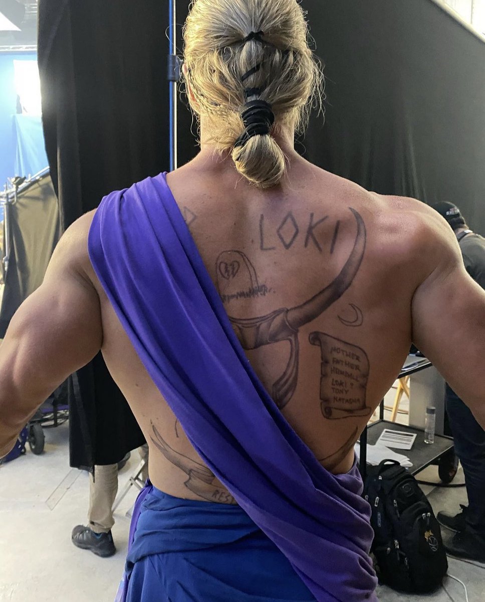 Y_ukimaru's tweet photo. ❤️⚡️のソーの背中のRIPタトゥー｢母上、父上、ヘイムダル、ロキ(？)、トニー、ナターシャ｣って……トニーとナターシャのこと書いてるのも凄く良いしなにより？がつけられてるロキ、我々だけじゃなく兄にまであいつやっぱりまだ死んでないんじゃ？って思われてるの最高すぎる https://t.co/OjP9aNVUyo