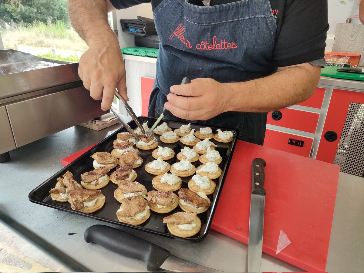 [#TourGourmandLacsTerroirs] plage des Célestins de <a href="/VilleDeVichy/">Ville de Vichy</a> 
Nous avons reçu ce matin <a href="/Pannekouckefabr/">Fabrice Pannekoucke</a>, élus et ses services pour découvrir la filière élevage &amp; viande autour de dégustations 😋
<a href="/LesFlexitariens/">Naturellement Flexitariens</a>