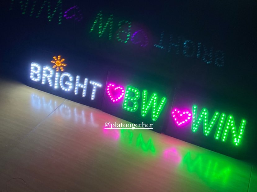 Platoogether's tweet photo. ป้ายไฟมาแล้วววว สวยงามมากกก คนที่สั่งไว้รอรับที่คอนlol ได้เลยค้าบ #ไบร์ทวิน 
#ตลาดนัดไบร์ทวิน 
#ShootingStarConcert
#LOLBrightWin https://t.co/anO6Ln3bDm
