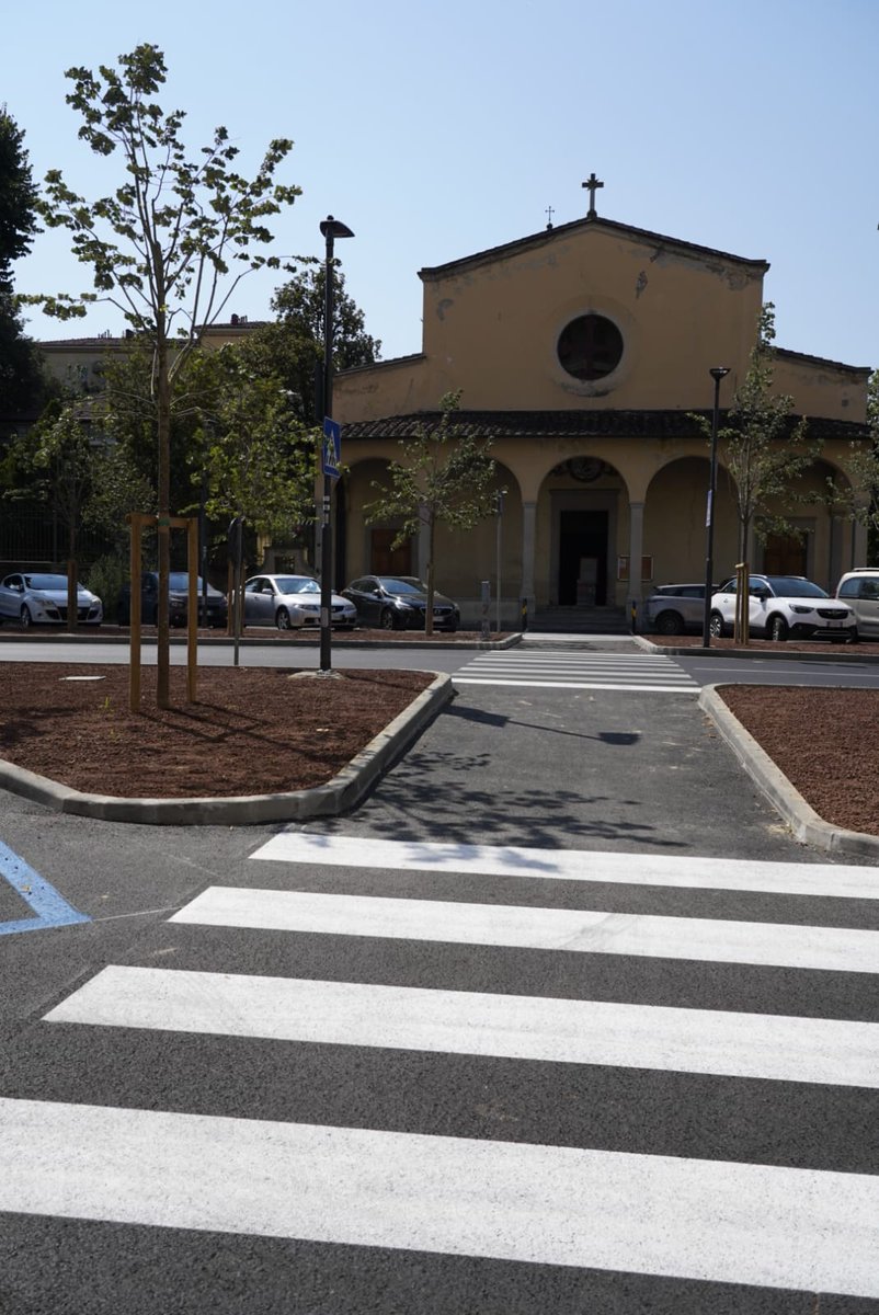 Ste_Giorgetti's tweet photo. Ecco la nuova piazza Baldinucci dopo #lavori di #riqualificazione: rifatta la carreggiata, razionalizzata la sosta, realizzate due grandi aiuole con alberi e siepi (piantate in autunno) e il nuovo impianto di illuminazione pubblica #lavorifatti #Firenzesmart https://t.co/yd29Zc3HpE