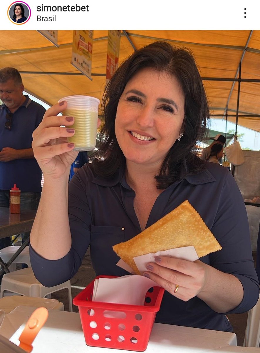 centralpolitcs's tweet photo. 🥐 Simome Tebet deu a largada, entre os presidenciáveis, na instituição "políticos comendo pastel de feira". É oficial, a campanha tá ON! https://t.co/wzwInlb2Yj