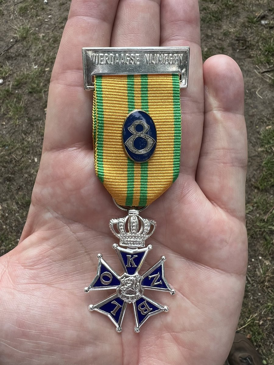 WalkingRoel's tweet photo. JAAAAA, ik heb deze toch wel bijzondere Driedaagse van Nijmegen uitgelopen 💪. Na 120 km zijn de voetjes toe aan rust. De prestatie is voor de 8e keer geleverd en de buit is opnieuw binnen, HOPPAAAA! Nu lekker nagloeien in goed gezelschap en een drankje en een hapje erbij. #4D22 https://t.co/FCXDhegvda