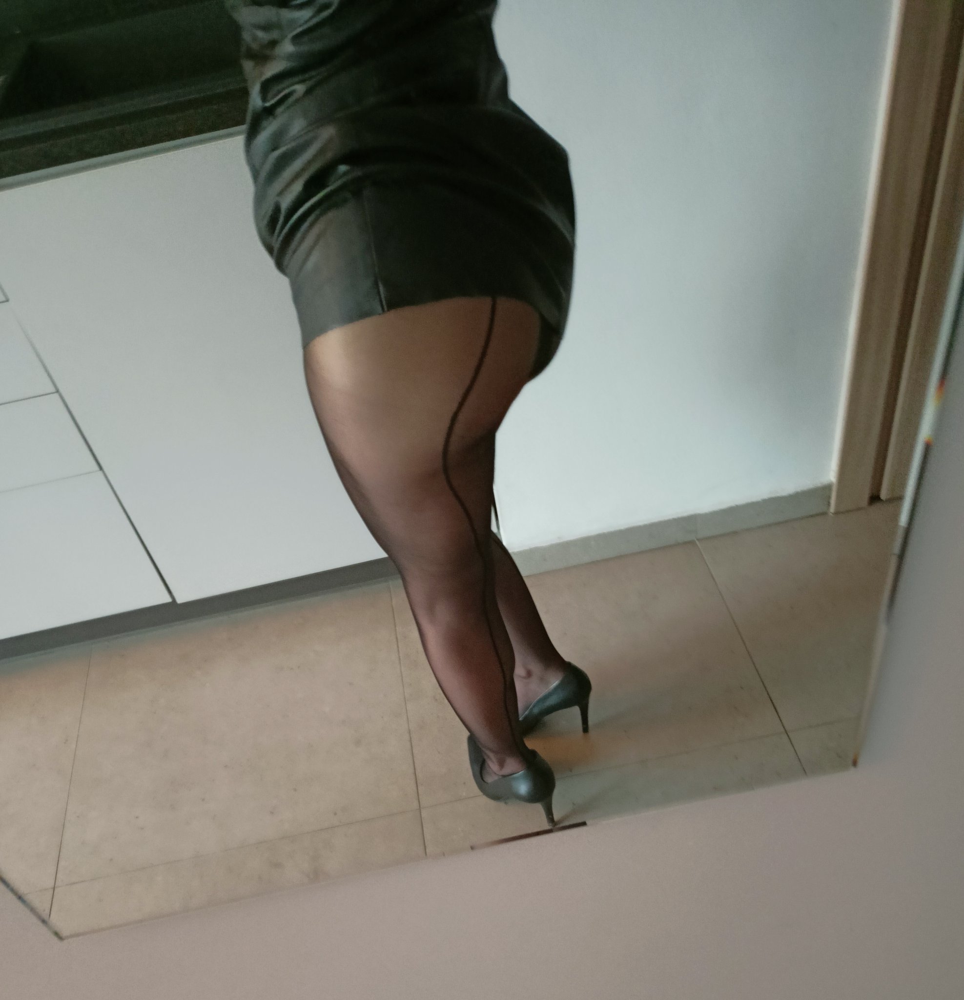 Classy and sexy the same time... #pantyhose #tights #NylonLovers #heels #nylonsandheels https://t.co/tYZxmupPQt