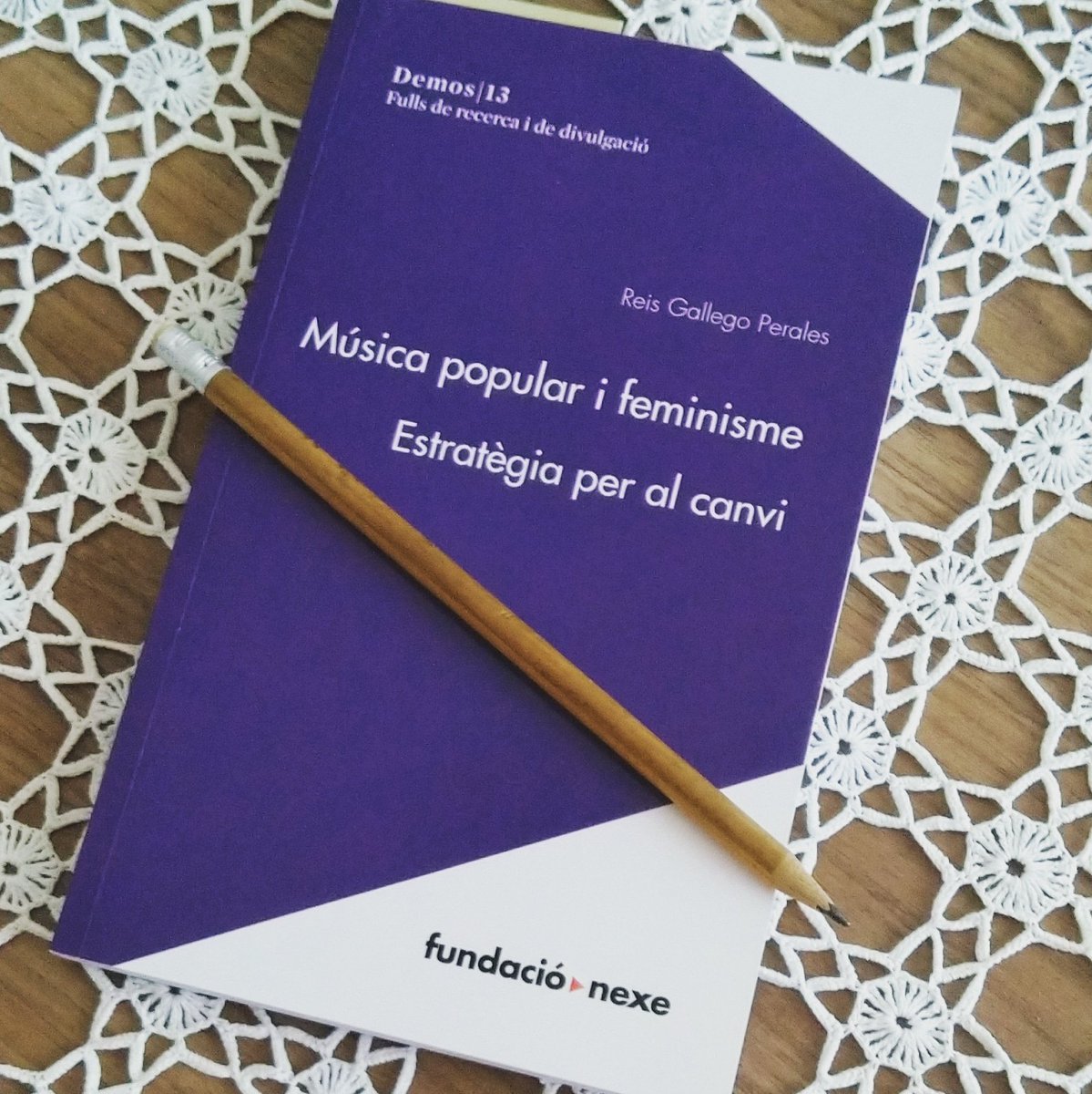 jraulbc's tweet photo. "Música popular i feminisme. Estratègies per al canvi" de @Reis_G_P @fnexe Per a llegir-lo amb ✏️ i treure-li tot el profit! #Demos13 https://t.co/fQh63GvdAa