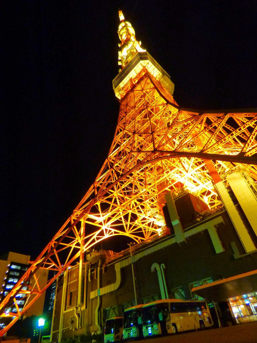 vlchang's tweet photo. @CQ62T5k0LjRm8RG @tokyobus @Tod39106500 @busgori @osakabus #夜景 にて #写真 のような #ツーショット は #撮�� をしているのですが、
#東京タワー の高さゆえ、フレームに収めるのに苦労した思い出があります😓 https://t.co/9eTJe8b8Tc