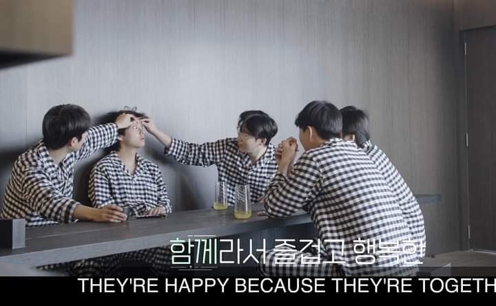 Joy07090921's tweet photo. I really would like to know if the members are even feeling jealous right now? Specialy Kookie. Hahaha https://t.co/B7GknSjeis