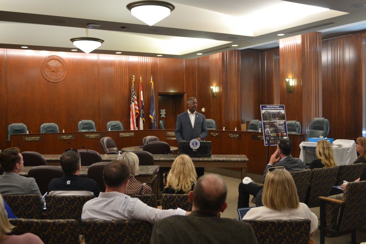 MissouriChamber's tweet photo. The #LeadMo22 class is learning from local government leaders who are working to move #KCMO forward with @FrankWhiteKC and @HeatherHallKC — including a trip to the top of city hall! Learn more about Leadership Missouri: https://t.co/h6SQZgLaxW https://t.co/ZSbrvWGmuT