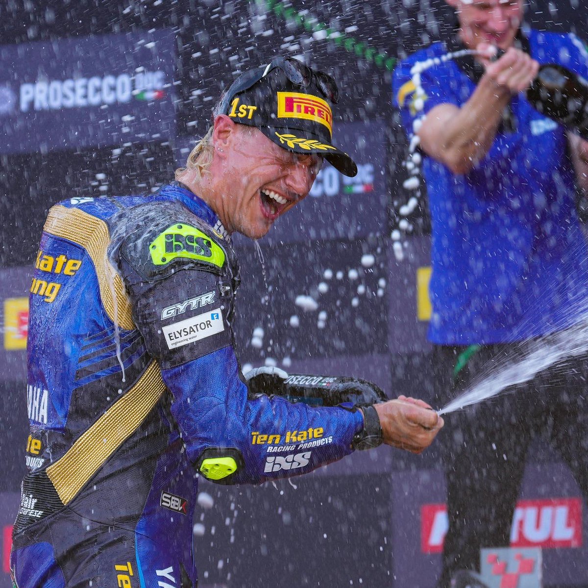 DomiAegerter77's tweet photo. It’s time for Weekend 🍾 and what’s better then celebrate with some Champagne shower from @proseccodoc ? 🌪💦
#friday #itsfridaythen #weekend #celebration #biker #party #sumiswald #legendary #engine #music #drink #fiesta #motosport #friends #fan #enjoy #weather #switzerland #77 https://t.co/WyaUcB6gTZ