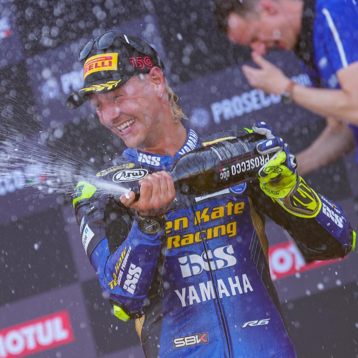 DomiAegerter77's tweet photo. It’s time for Weekend 🍾 and what’s better then celebrate with some Champagne shower from @proseccodoc ? 🌪💦
#friday #itsfridaythen #weekend #celebration #biker #party #sumiswald #legendary #engine #music #drink #fiesta #motosport #friends #fan #enjoy #weather #switzerland #77 https://t.co/WyaUcB6gTZ