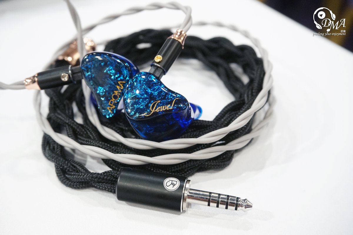 dmaaudio's tweet photo. 【更耀眼的寶石】

Aroma Jewel 擁有 6 顆靜電單元、6 顆動鐵單元、1 顆 9.2mm 動圈單元的配置，擁有廣闊的聲場💓，連接 PLUSSOUND Verse Silver+💫，線芯以 Type 6 Litz 里茲結構為基礎，雙層屏蔽設計帶來更純淨無暇的聲音表現🌱，音效與細節都更鮮明。🤩

#Aroma #Jewel #PLUSSOUND #VerseSilverPlus https://t.co/Zn8NMYt1f5