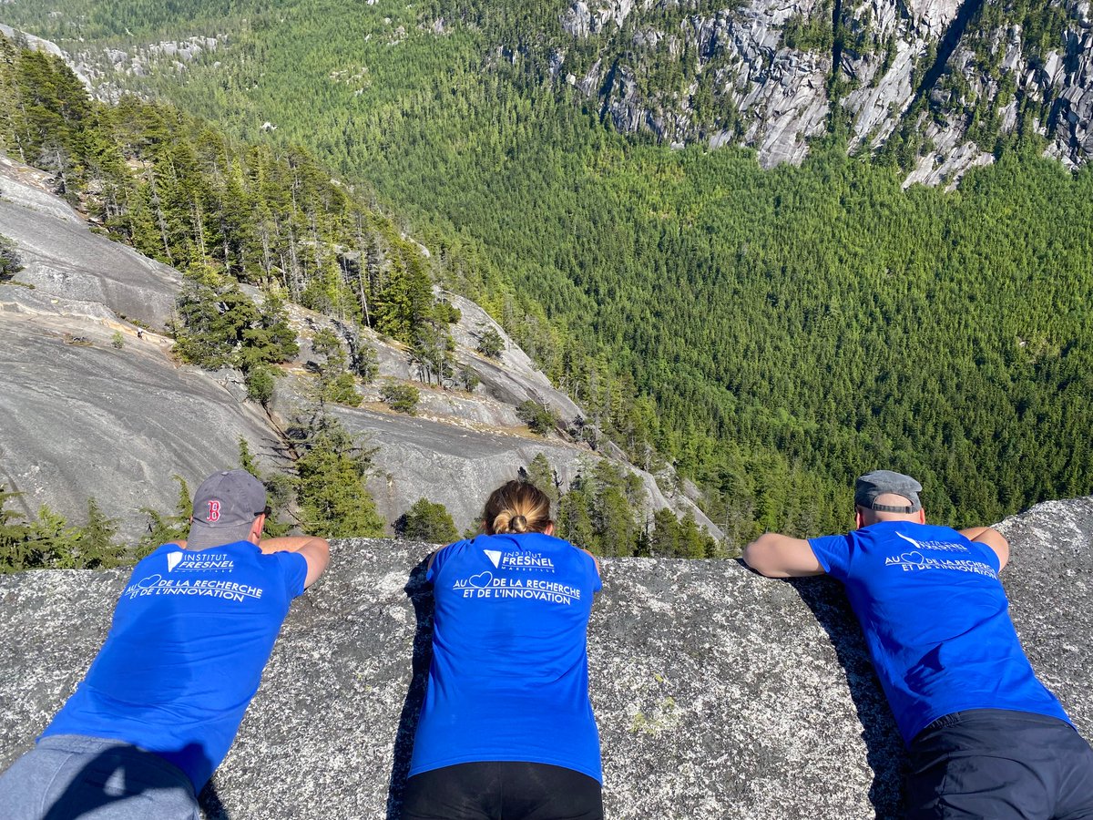 📸🤳C’est le grand retour du Concours Photo de l’Institut Fresnel !
📤Envoyez-nous vos meilleurs clichés 2022, pris seul ou en groupe lors de vos conférences scientifiques, voyages, vacances ou loisirs, avec vos T-shirt ou sweat Fresnel
Voici la 1ère, à vos smartphones cet été !