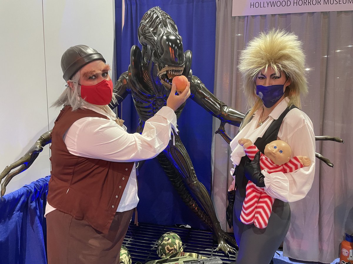 #Hoggle #Jareth feeding the #Xenomorph a lovely peach ⁦<a href="/hollywoodscifi/">Sci-Fi World Museum</a> booth #4020⁩ #SDCC