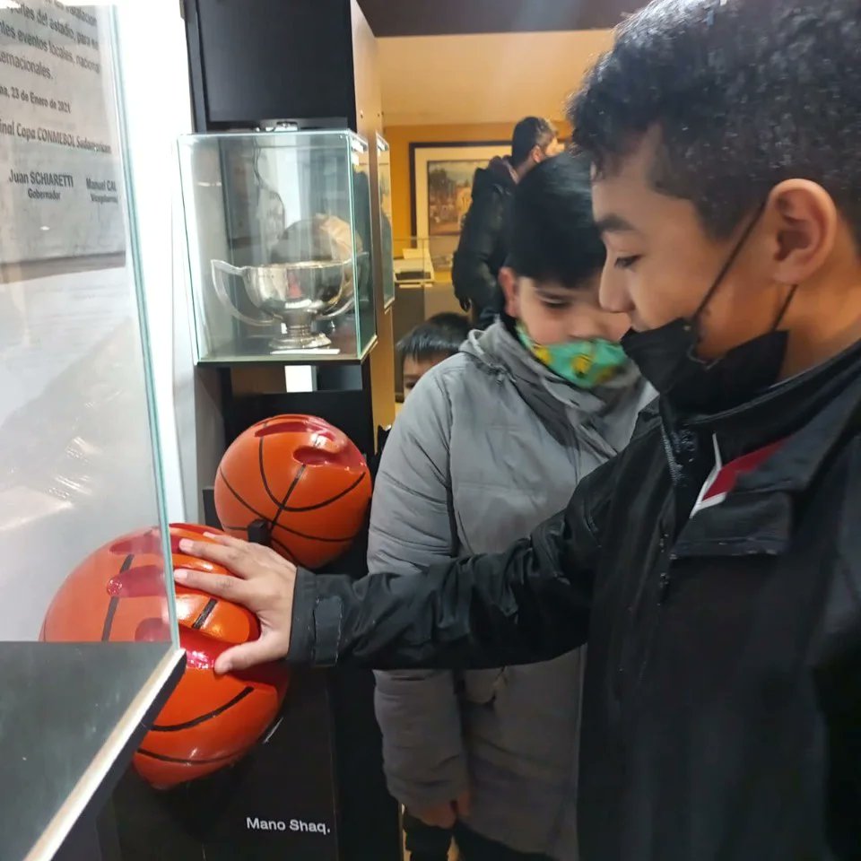 promocytmunicba's tweet photo. LINEA E: UN PASEO POR EL ESTADIO KEMPES  🚎🏟🤩

Niños, niñas y jóvenes de la escuela de futbol del Parque Educativo Sur disfrutaron de un paseo al #EstadioKempes en estas #VacacionesdeInvierno.😍🚀🌈

#ParquesEducativosMuniCba #TodoElAño #CórdobaCapital #CadaDíaMejor https://t.co/wuC2d6gwWR