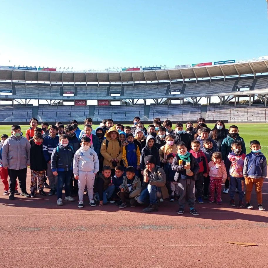 promocytmunicba's tweet photo. LINEA E: UN PASEO POR EL ESTADIO KEMPES  🚎🏟🤩

Niños, niñas y jóvenes de la escuela de futbol del Parque Educativo Sur disfrutaron de un paseo al #EstadioKempes en estas #VacacionesdeInvierno.😍🚀🌈

#ParquesEducativosMuniCba #TodoElAño #CórdobaCapital #CadaDíaMejor https://t.co/wuC2d6gwWR