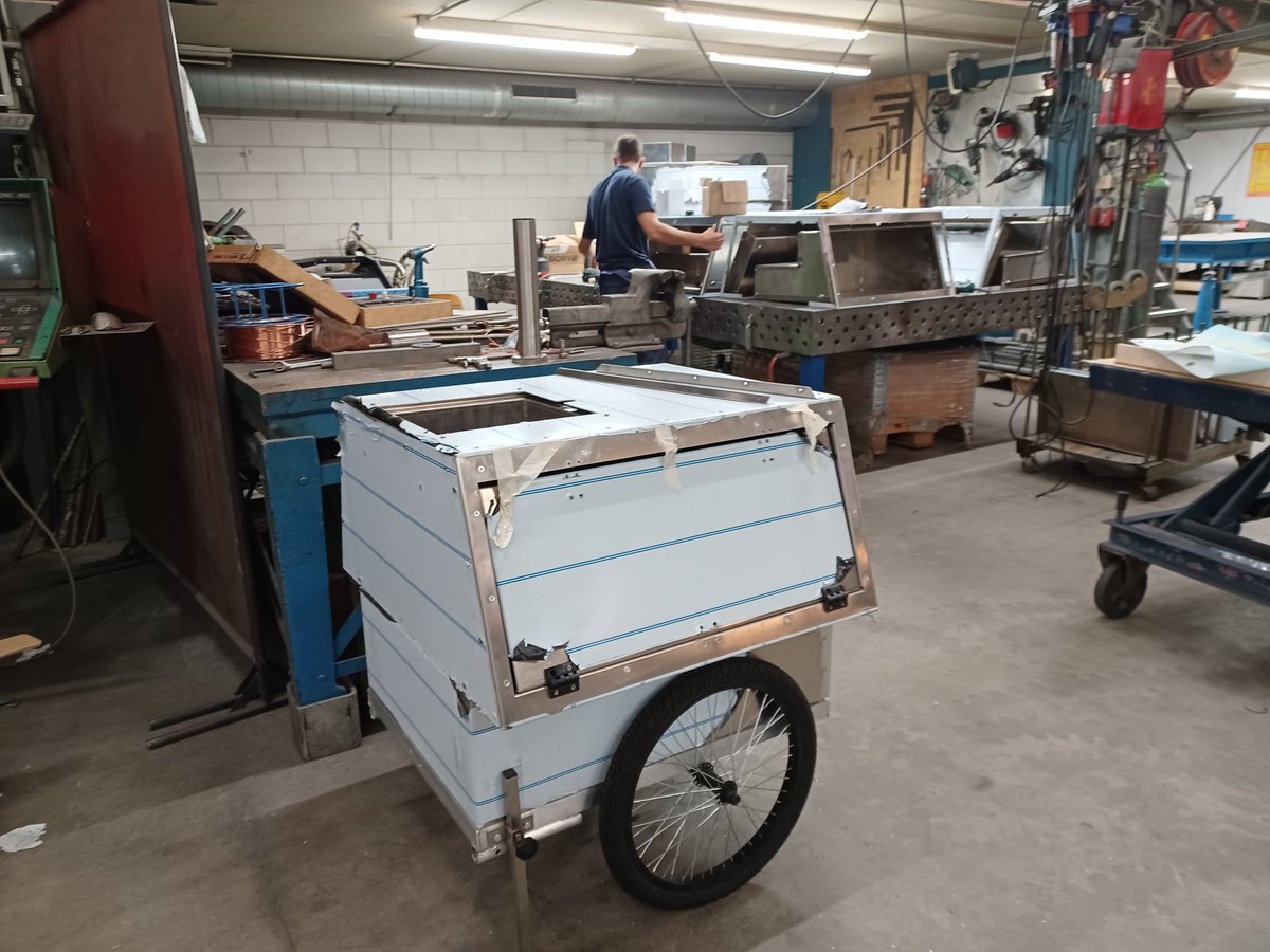 InfobordenNIV's tweet photo. Work in progress! Mobiele informatiekarren gaan bijna naar de coater voor een kleurtje. Daarna bestickering. #informatiekar #fietskar https://t.co/AV2BqCEEoj