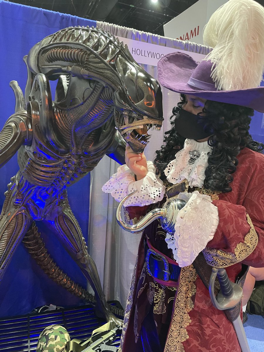 #Hook flattering the #Xenomorph in an effort to garner an alliance against a ticking crocodile ⁦<a href="/hollywoodscifi/">Sci-Fi World Museum</a>⁩ booth 4020 #SDCC