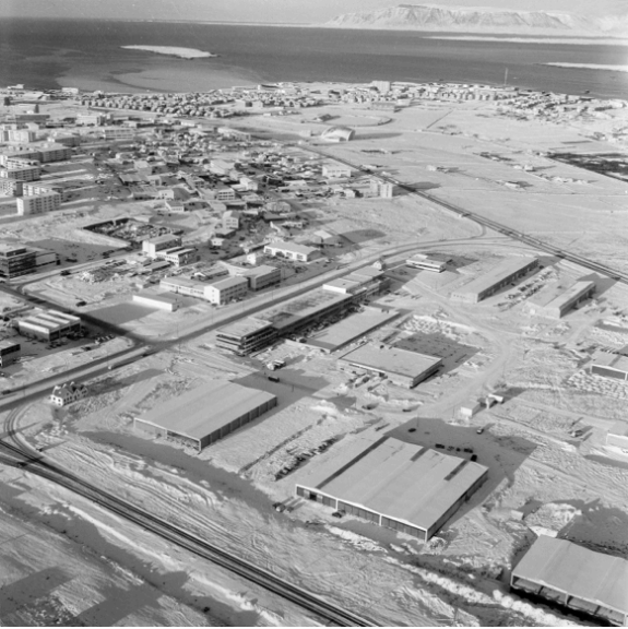 IcePlanning's tweet photo. Hugmyndir um athafnasvæði í Sogamýri/Skeifunni eru frá 1958. Árið 1964 var uppdráttur þáv. skipulagsstj., Aðalsteins Richter, staðfestur. Fyrst byggt f. Iðngarða e. frumdrögum Sigvalda Thordarsonar en þróaðist í verslunarsvæði uppúr 1970 er bygging nýs miðbæjar í Kringlu tafðist. https://t.co/CWmEp6LGni