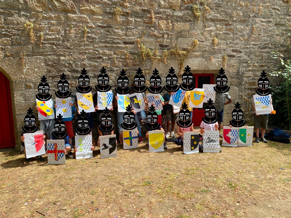 Pour le #armoiriesduvendredi, nous allons donner si vous le permettez un coup de chapeau aux enfants de l'#ALSH du #Merdy d'#Hennebont pour leurs créations lors de l'atelier #héraldique d'hier.