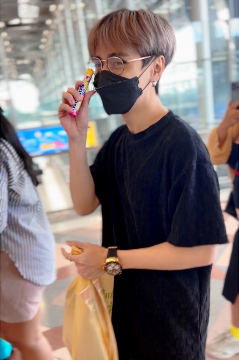 kimrung9's tweet photo. ❤️มาส่งน้องกวางหุ่ง กลับเวียดนามแล้ว พี่ไม่มีอะไรมาให้หนูให้ได้แค่ลูกอม และเจอกันใหม่ Bye Bye 🇻🇳

#หนุ่มเวียดนาม
#กวางหุ่ง
#MastetD
#QuangHung
#QuangHungMasterD https://t.co/S7xT4NH6qm