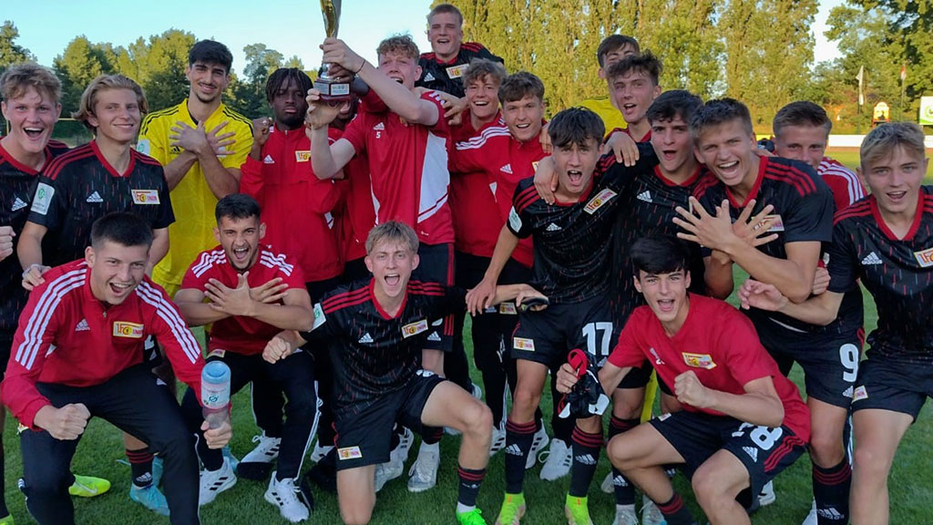 ujunior_Insider's tweet photo. 🏖As férias de verão infelizmente são o momento de dizer adeus aos jogadores merecedores do nosso sub-19.
Como o time é o mais antigo da NLZ, para alguns é a última parada no clube.

Boa Sorte, nos seus próximos passos.🔴⚪

#fcunion | #EisernerNachwuchs | #u19 | #unveu https://t.co/hCUiKaj3br
