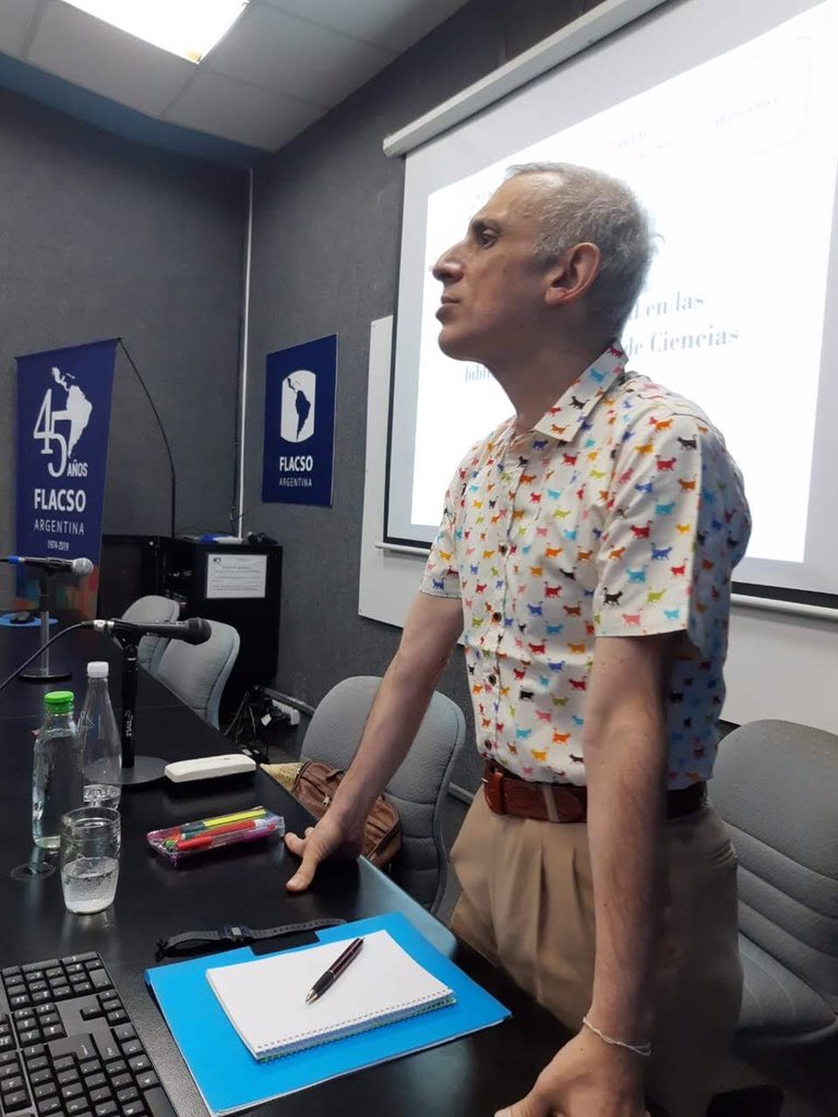 Enviamos nuestras sentidas condolencias y un estrecho abrazo a la familia, colegas y amigos del querido profesor Julio Díaz Jatuf.
Gracias Julio por toda tu generosidad para con la comunidad bibliotecaria, a quienes siempre te brindaste con amor y dedicación. Te vamos a extrañar.