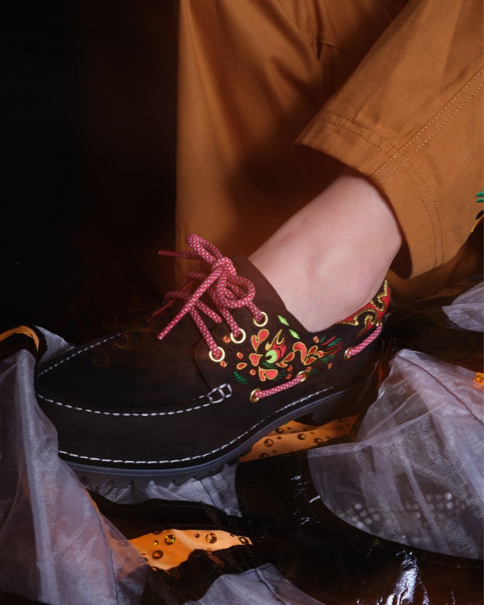 Timberland's tweet photo. Recycled &amp; re-styled.

Taking inspiration from the Chinese-folk aesthetic, the Timberland x CLOT 3 Eye-Lug Handsewn hits different with a custom silhouette featuring an uptilted toe upper reminiscent of a growling dragon’s head.

https://t.co/eb8jyKSOu3

#CLOT #CLOTXTIMBERLAND https://t.co/LbrSGM3Apw