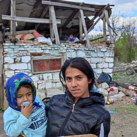 TeamHopeIreland's tweet photo. Fifteen families live in this remote area in Romania, without electricity or running water. The shoeboxes brought an abundance of joy! Our partners can now build relationships in the community and provide much needed supports.
#ChristmasShoeboxAppeal #EveryBoxCounts https://t.co/Kxv3KWiuaU