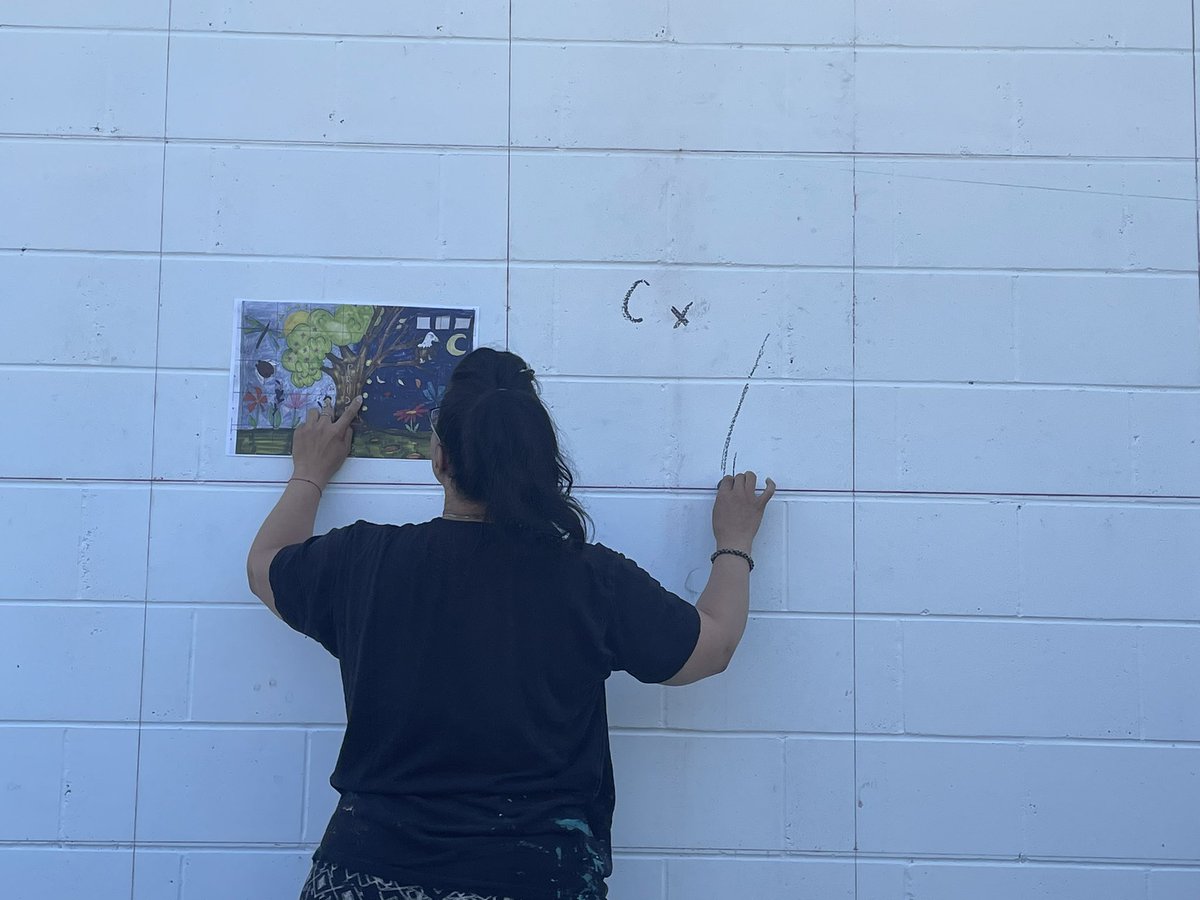 _silvergal's tweet photo. Harding Summer Program … Community Artist Alicia Cobb assisting to grid our mural #hardinggsummerprogram #hardingpride #sel https://t.co/GG3tIPCK5E