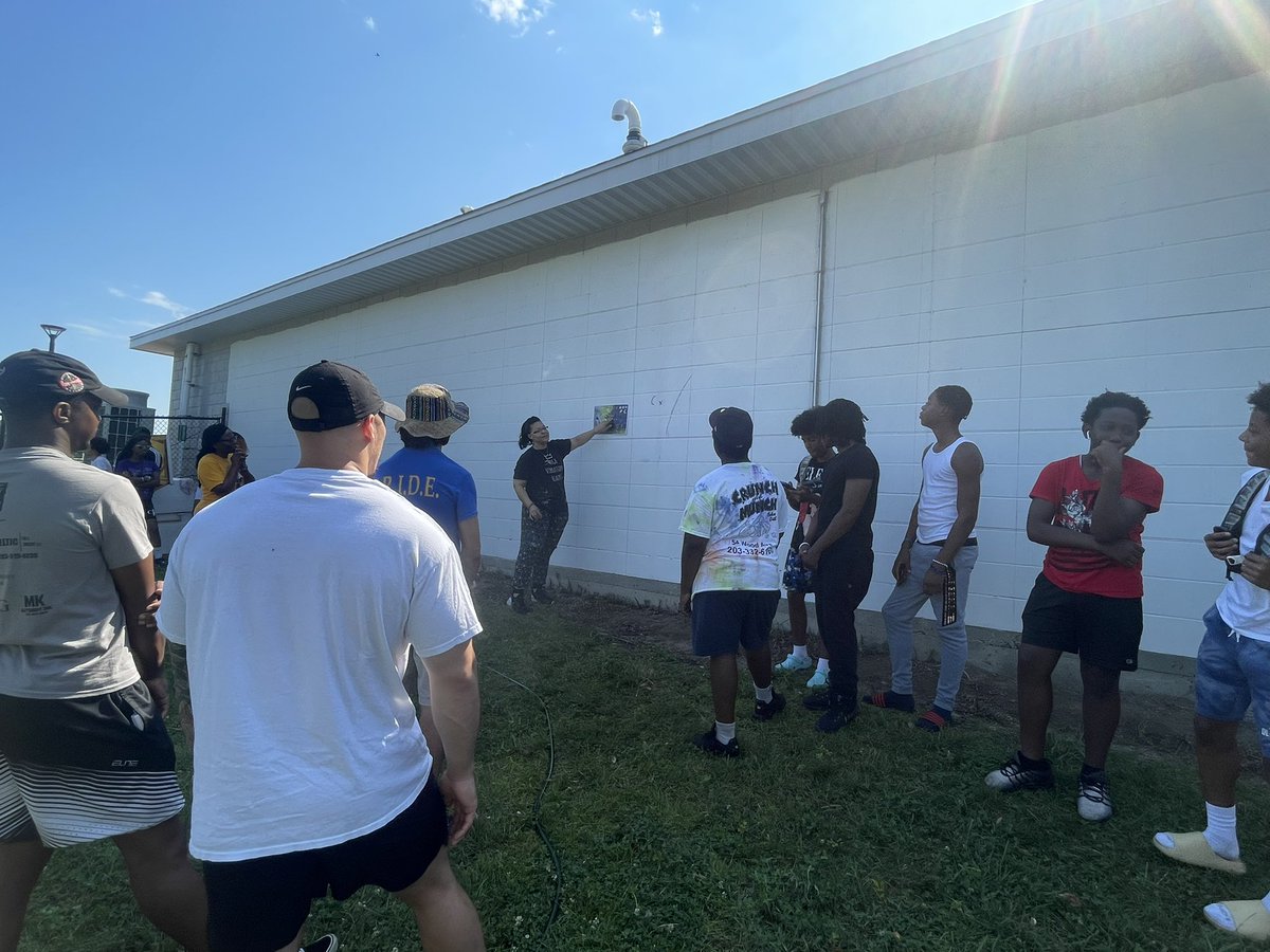 _silvergal's tweet photo. Harding Summer Program … Community Artist Alicia Cobb assisting to grid our mural #hardinggsummerprogram #hardingpride #sel https://t.co/GG3tIPCK5E