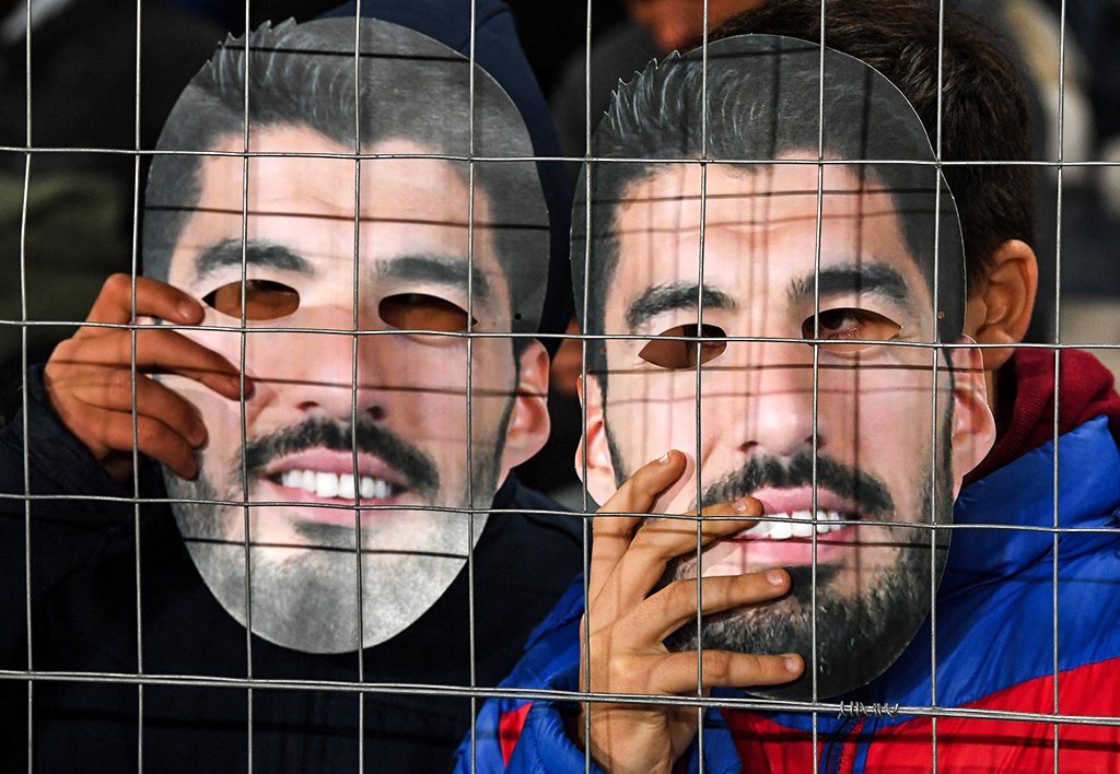 brfootball's tweet photo. ‘He doesn't arrive, he returns'

20,000 Nacional fans wore Luis Suárez masks during a game on Thursday with the striker reportedly close to a return to his first club 🇺🇾 https://t.co/IUZtBlkuRF