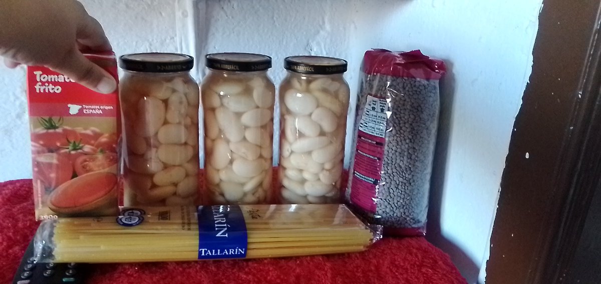 MSonia_84's tweet photo. #zapeando2151 Se "APADRINA" a Santi Alverú. No me quedan cabezas de sardinas pero si: fabones, lentejas, tallarines, etc... Compras del mes recién hechas. 😂😂😂😂 @DaniMateoAgain @zapeandola6 https://t.co/XDSETvjXsh
