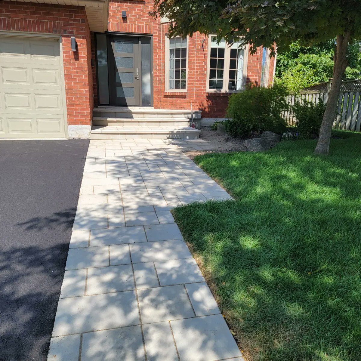Paramount2005's tweet image. A new, clean look for this driveway and front entranceway. #landscapingcompany #landscapeconstruction #landscapedesign