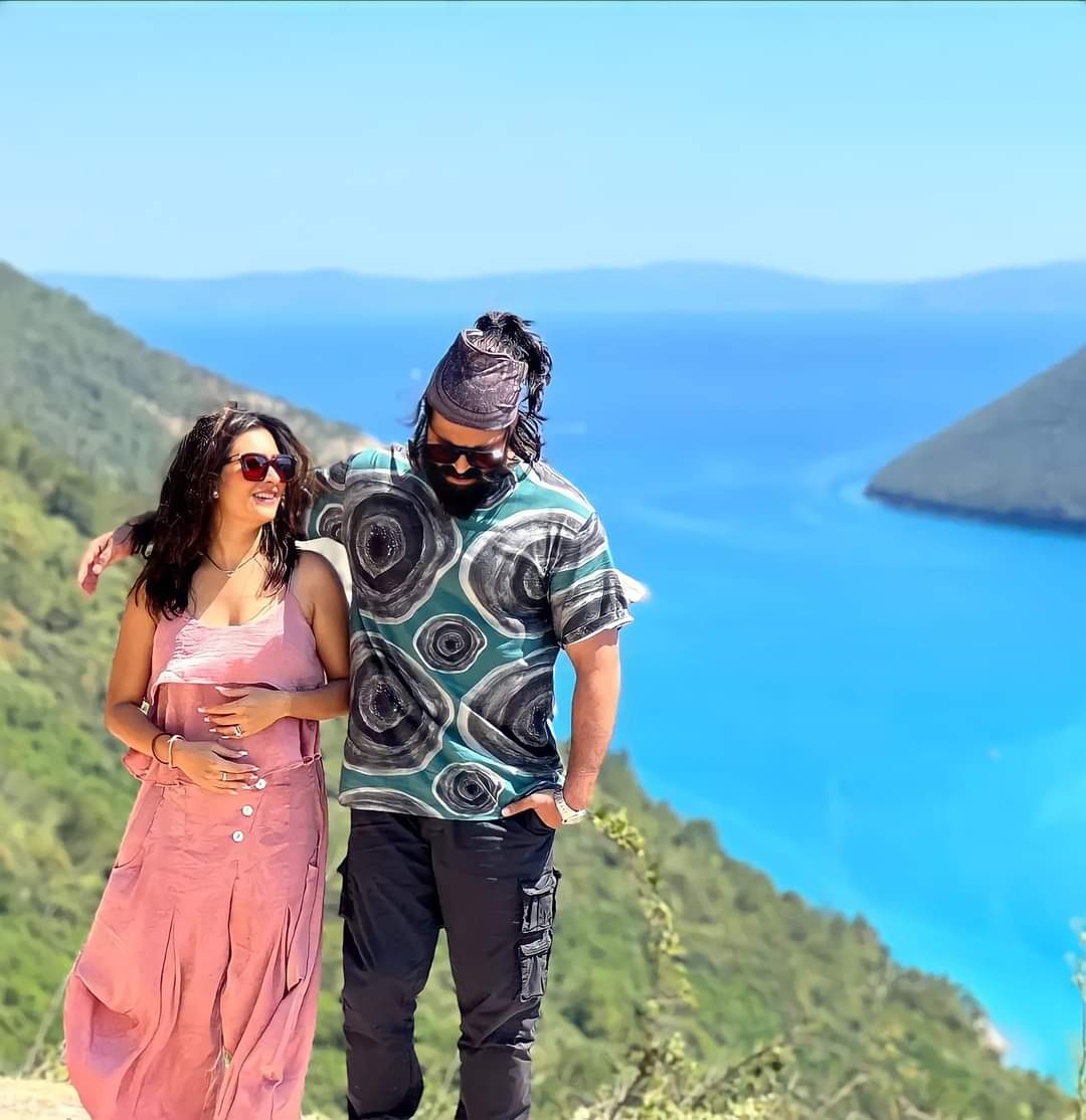 yashFcKodagu's tweet photo. #Exclusive_pic..
ಇಟಲಿಯಲ್ಲಿ ನಮ್ಮ ರಾಕಿಂಗ್ ಸ್ಟಾರ್ ಯಶ್ ಬಾಸ್  ಮತ್ತು ರಾಧಿಕಾ ಪಂಡಿತ್... 🥰🥰
This old town has our ❤️
Did someone say Italy? ...
Nope, it's not..!!

@TheNameIsYash
@RadhikaPandit7
#radhikapandit #nimmaRP #yash #Yash19 #YashBoss #YashBOSS𓃵 https://t.co/RdfAfgJnmn