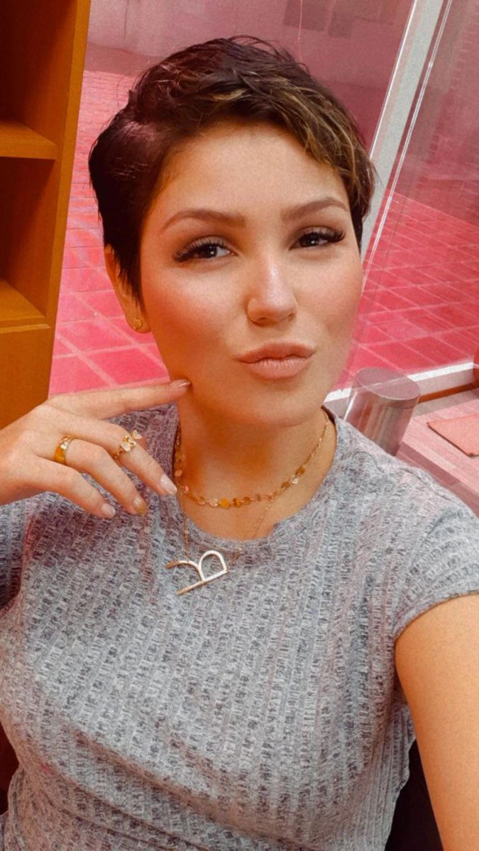 roxanazeta's tweet photo. La vida es bella pero más los viernes :) Besitossss https://t.co/wyCbqkAELW