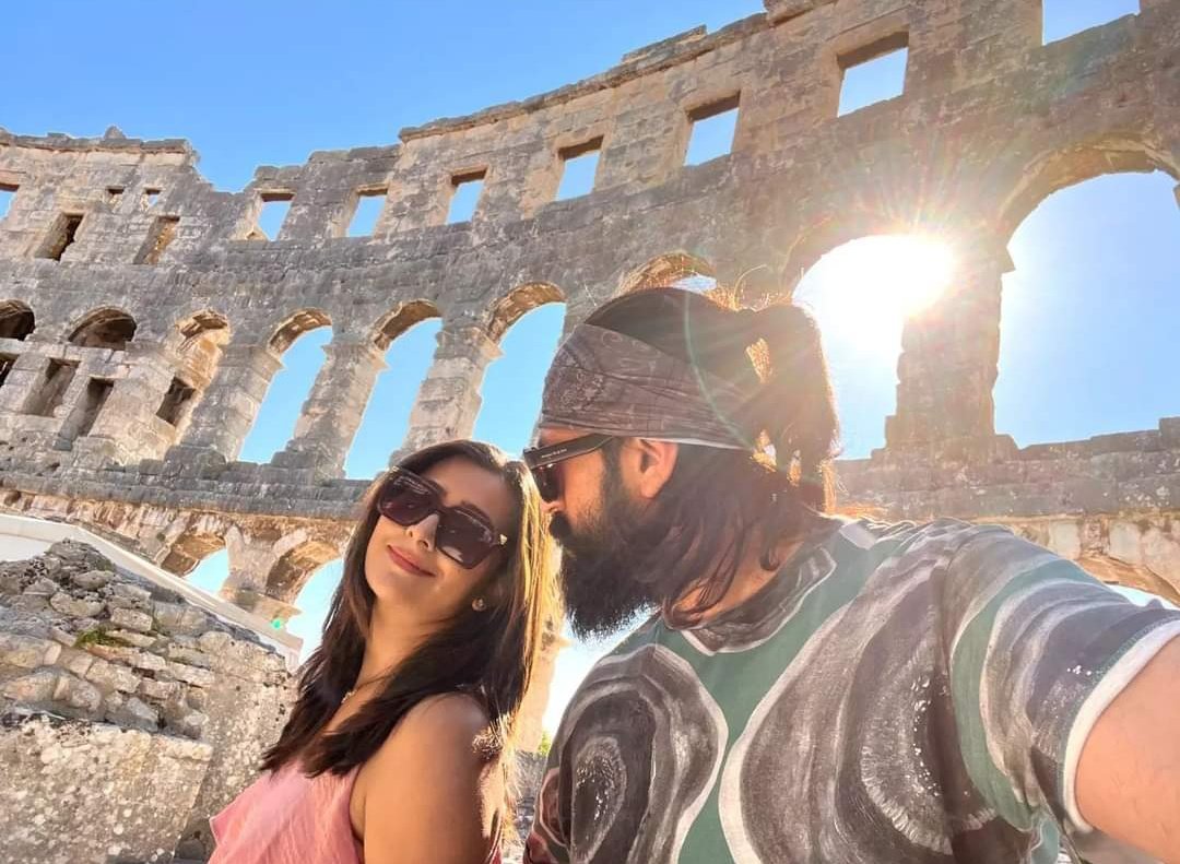 Yashfanscompany's tweet photo. #Exclusive_pic..
ಇಟಲಿಯಲ್ಲಿ ನಮ್ಮ ರಾಕಿಂಗ್ ಸ್ಟಾರ್ ಯಶ್ ಬಾಸ್  ಮತ್ತು ರಾಧಿಕಾ ಪಂಡಿತ್... 🥰🥰
This old town has our ❤️
Did someone say Italy? ...
Nope, it's not..!!

@TheNameIsYash
@RadhikaPandit7
#radhikapandit #nimmaRP #yash #Yash19 #YashBoss #YashBOSS𓃵 https://t.co/zJgfLxvzYz