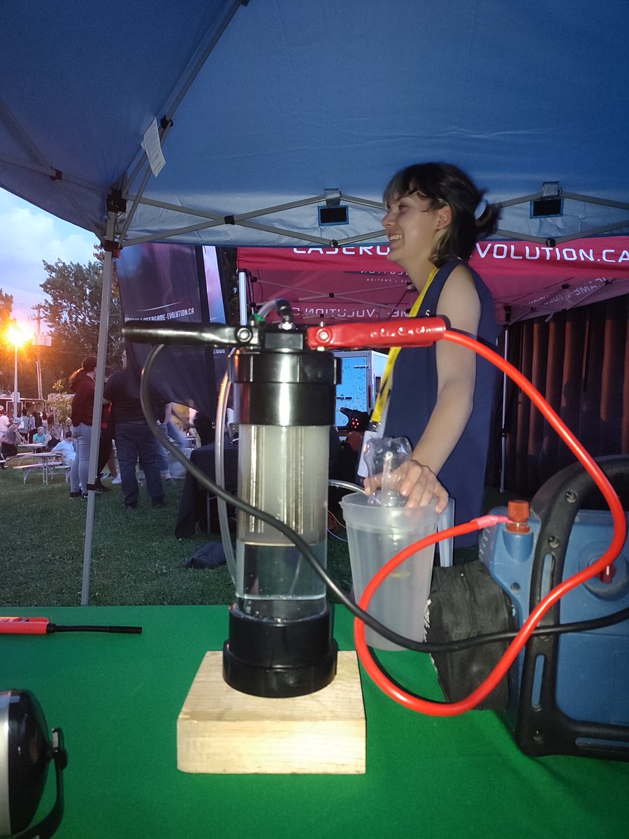 RECSUSUsherb's tweet photo. Un appareil d'électrolyse grâce auquel nous cassons la molécule d'eau et la séparons en oxygène et en hydrogène. Ensuite, nous remplissons une bouteille en plastique avec de l'hydrogène, nous mettons une flamme à proximité et BAAAANG ! nous avons notre fusée. https://t.co/Yhd4NivBSJ