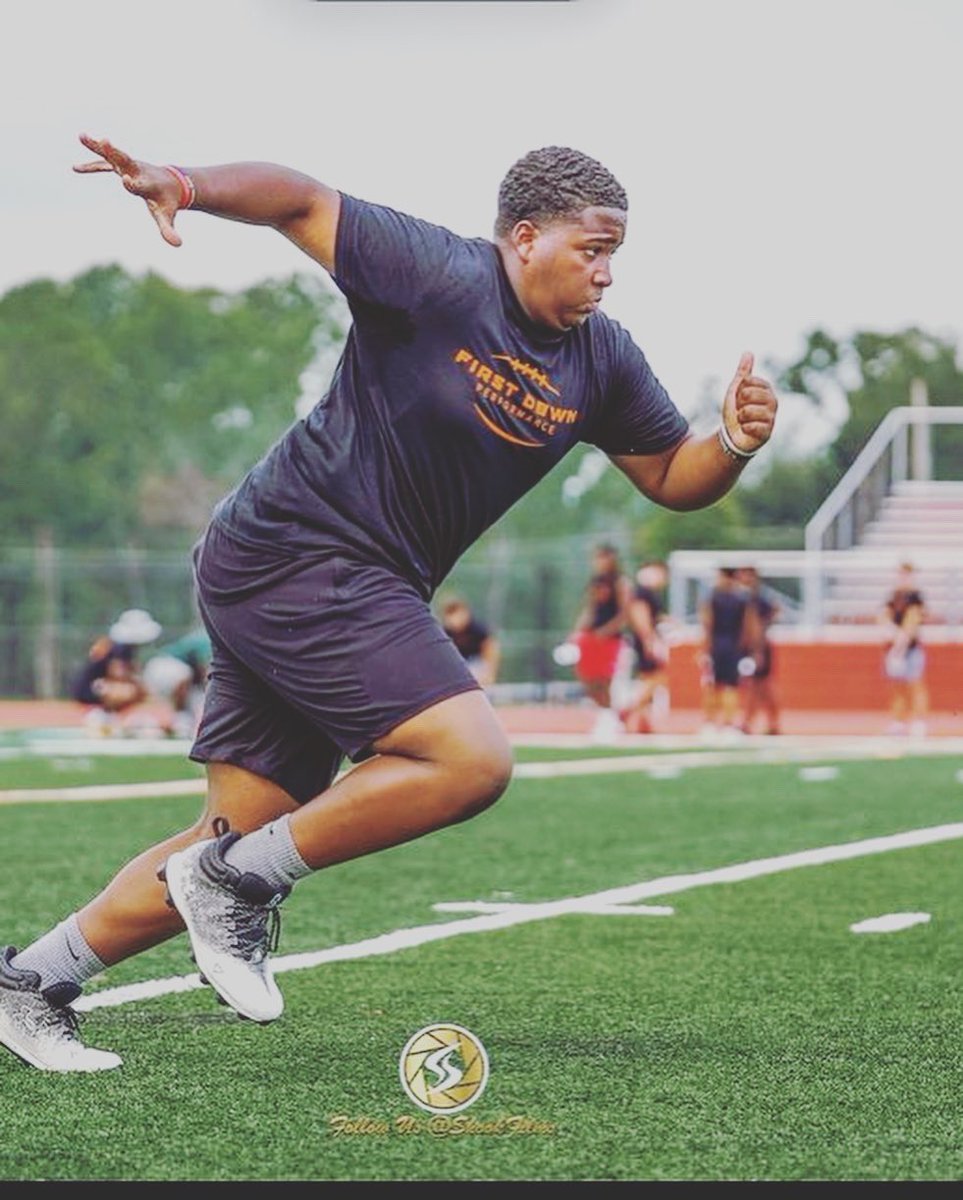Derekworksout's tweet photo. Some work at kings way highschool last weekend   #codered @PennsaukenFB @PennsaukenAD https://t.co/VgzuX31kku