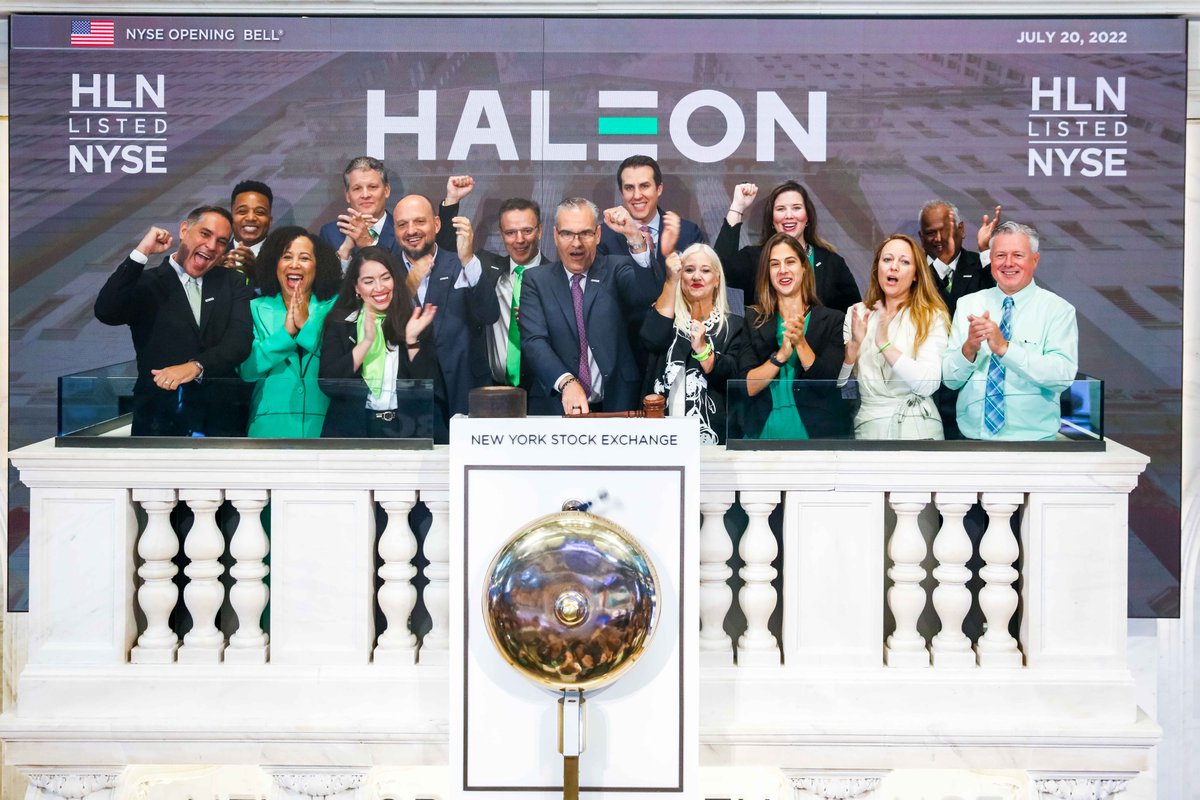 NYSE's tweet photo. #HelloHaleon 💚 Welcome to our #NYSECommunity! 🏛 Congratulations to Brian McNamara and the entire @Haleon_health team on this wonderful milestone. 🎉   (NYSE: $HLN) https://t.co/5r14UcWuFZ