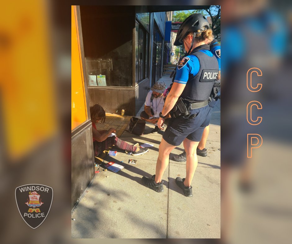 WindsorPolice's tweet photo. CCP Officers continue to work with outreach workers from @FamServWE assisting vulnerable persons in the DT corridor. This partnership is important as we are working to balance the concerns of businesses & the rights & needs of our vulnerable population.
#FindingaSolution🫶🏾 https://t.co/M6WkzZhAj5