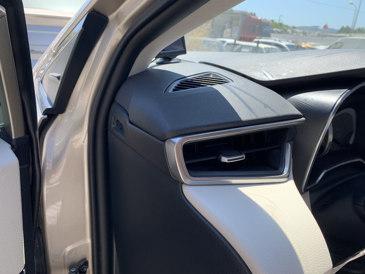 Küresel ısınmanın bütün dünyayı etkilemeye başladığı şu günlerde yaptıkları havalandırma fanının saçtığı ısıyla erittiği konsolu utanmasalar SİZİ ISITAN GÜNEŞLE BİZİ YAKAN AYNI DEĞİL!! diyecekler… <a href="/Toyota_Turkiye/">Toyota Türkiye</a>  <a href="/Toyokeizai/">東洋経済オンライン</a>