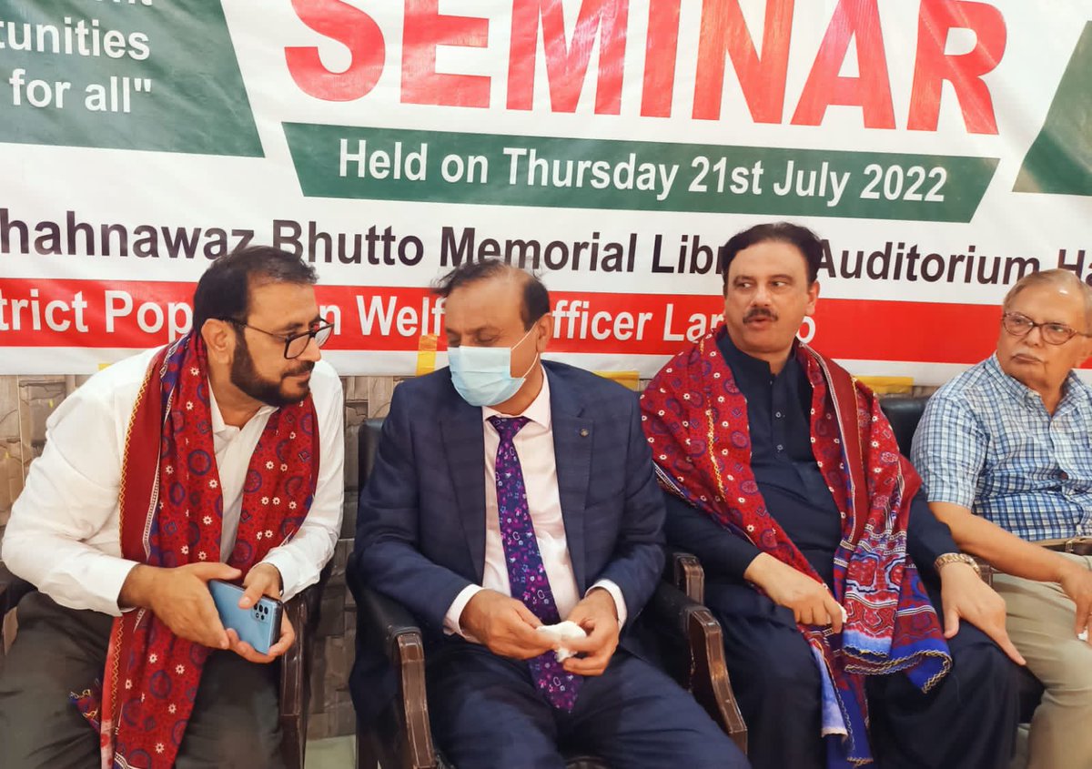 commissionerlrk's tweet photo. Mr. Gahanwer Ali Laghari, Commissioner Larkano Division attended Seminar on World Population Day held at Sir Shah Nawaz Memorial Library Larkano and distributed shields as well as appreciation letters. MS, DHO and other stake holders also participated https://t.co/gVmdTSscY4
