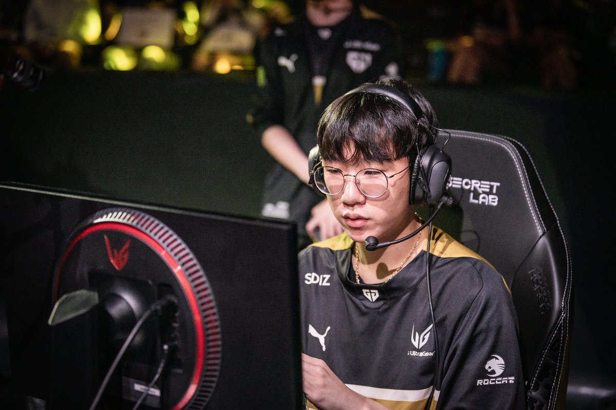 Kore ligi #LCK takımlarından Gen.G'nin nişancısı Ruler, bugün Liiv SANDBOX'a karşı oynadığı karşılaşmada LCK'deki 2000. öldürme skoruna ulaştı.

Ruler, LCK'de 2000 öldürme skoruna ulaşan 3. oyuncu oldu.